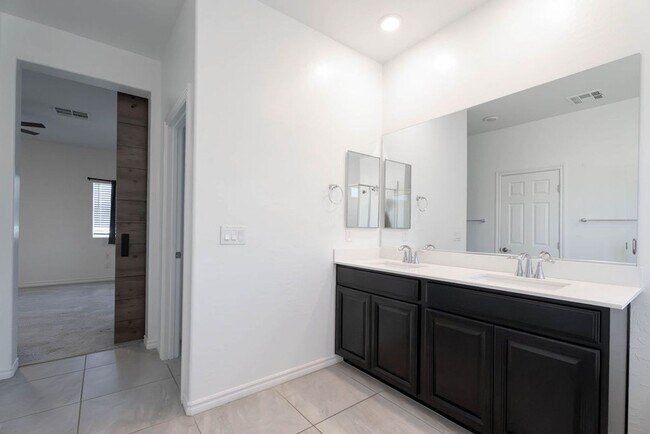 Building Photo - 7126 Calvert Cliffs St