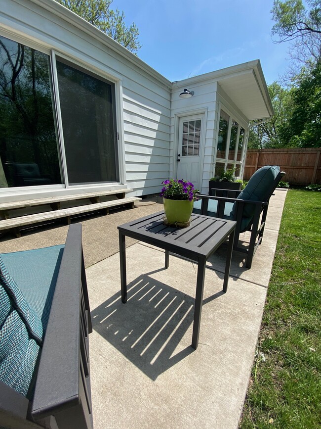 Private back patio - 1123 N Niles Ave