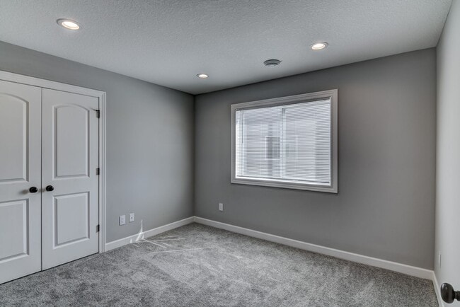 Building Photo - 3 Bedroom Town Home