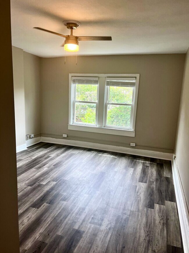 Building Photo - *** Apartment in South Oakland * Spacious & Renovated * Pet Friendly * Walk to Pitt * Exposed Bri...
