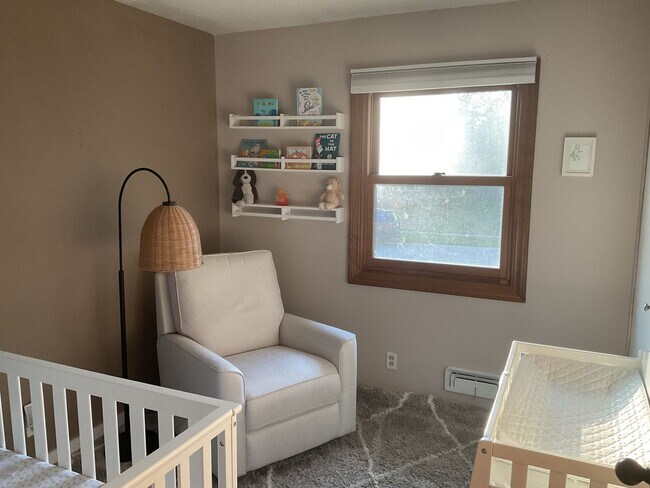 Building Photo - 5 Bedroom Single Family Suburban Gem in Ap...
