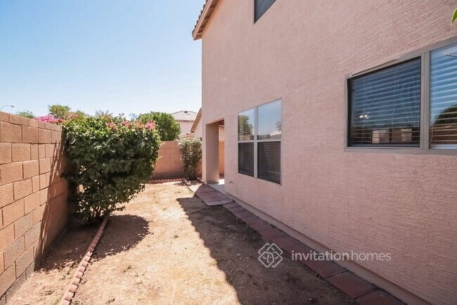 Building Photo - 2322 E Spruce Dr