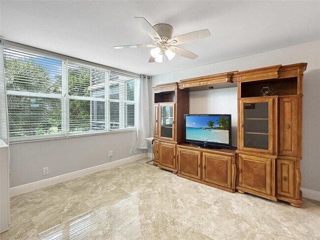 Building Photo - 3505 Oaks Way