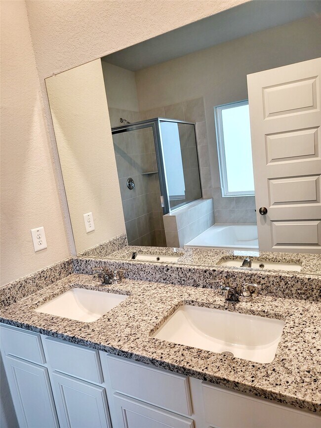 Building Photo - 946 Grand Emperor DR