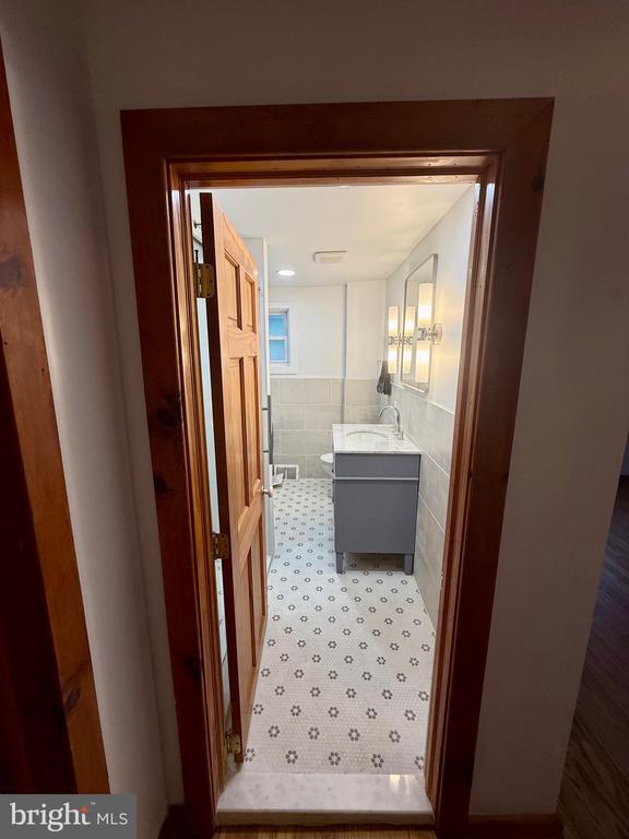 Building Photo - 1249 E Oxford St