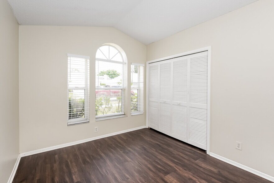 Building Photo - 2640 Rolling Broak Dr