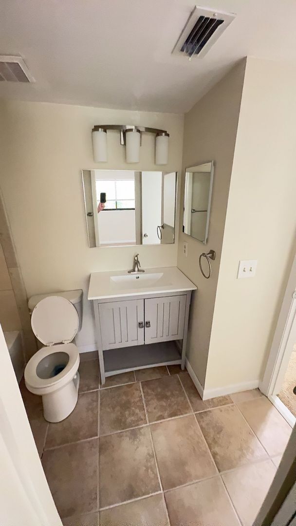 Building Photo - Newly renovated 2 bedroom Townhouse for Re...