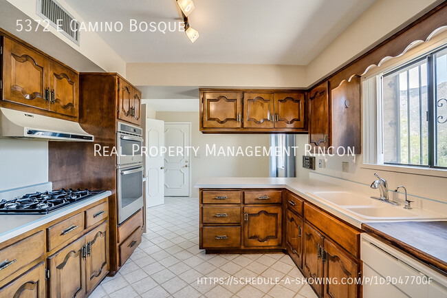 Building Photo - Location! Quintessential Tucson Classic is...