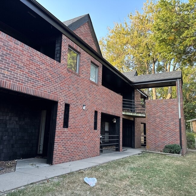 Building Photo - Stylish 1-Bedroom Apartment with Luxurious Updates in a Serene Setting