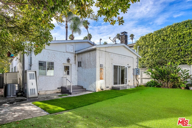 Building Photo - 922 S Bundy Dr