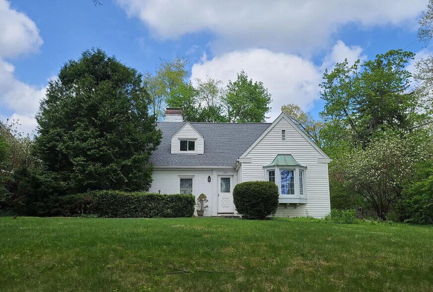Building Photo - 215 E Irvin Ave