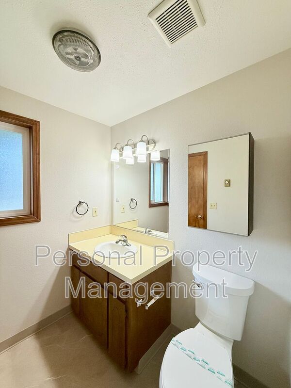 Building Photo - 414 W 39th St