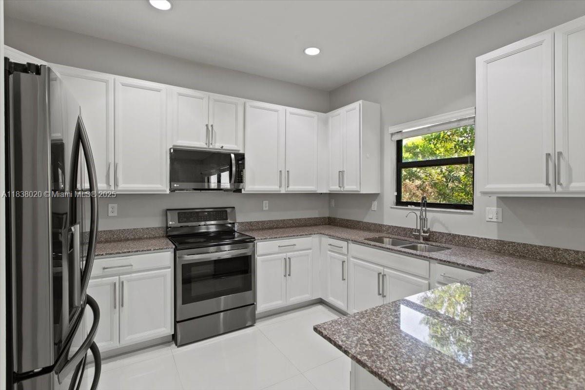 Building Photo - 635 NE 191st Ter