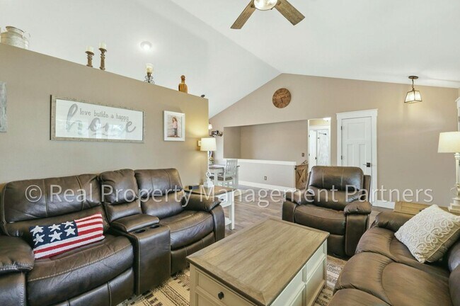 Building Photo - Updated 3-Bed Home with 2-Car Garage and Fenced in Yard on .23+ Acres, Near GVSU
