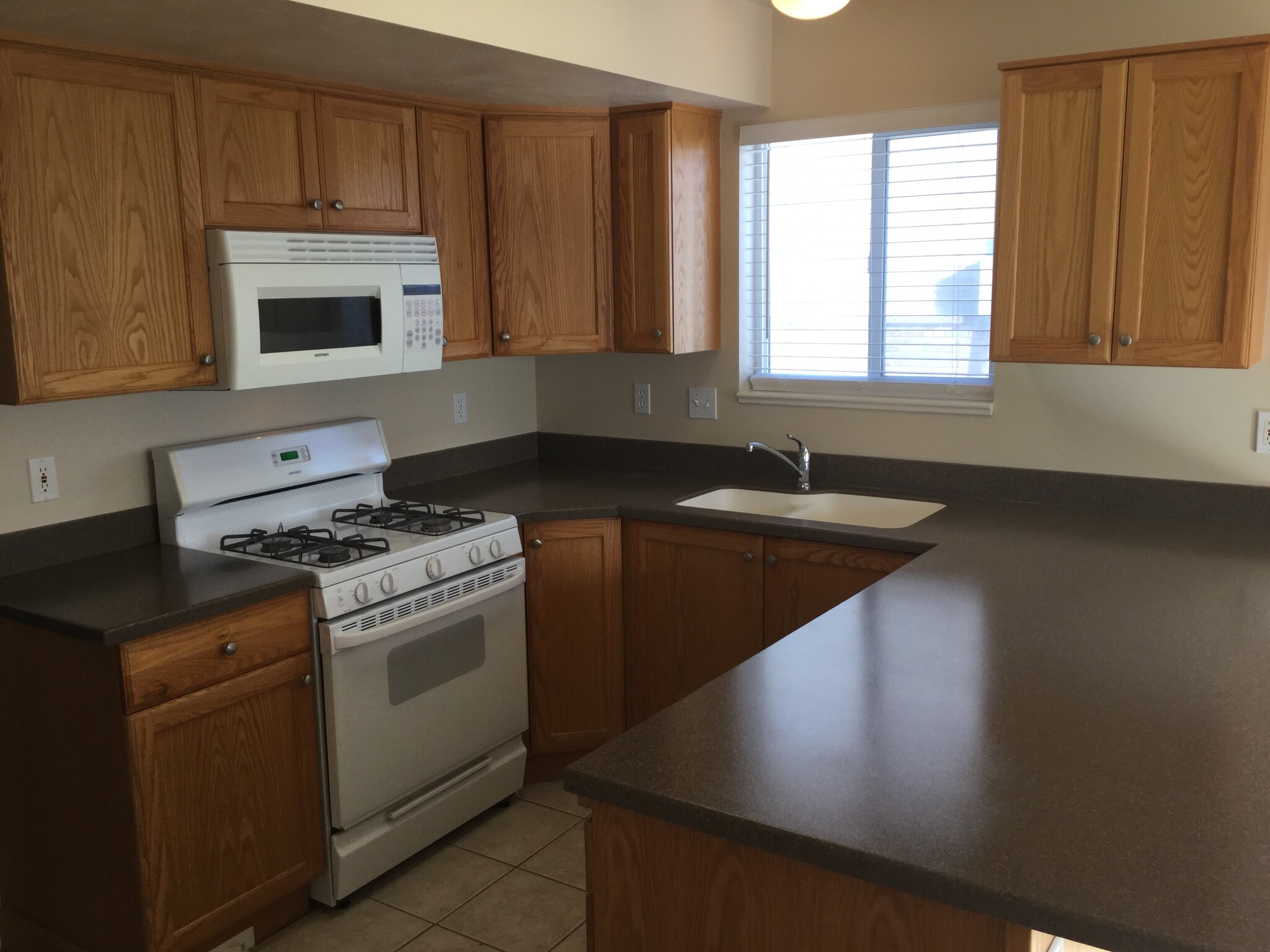 Building Photo - 479 Raven Way