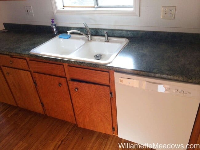 Building Photo - Magnificent 3 Bedrooms, 2 Bathrooms House ...