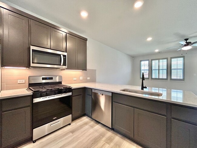 Building Photo - Spacious 3/BR 2.5/BA Home with Modern Fini...