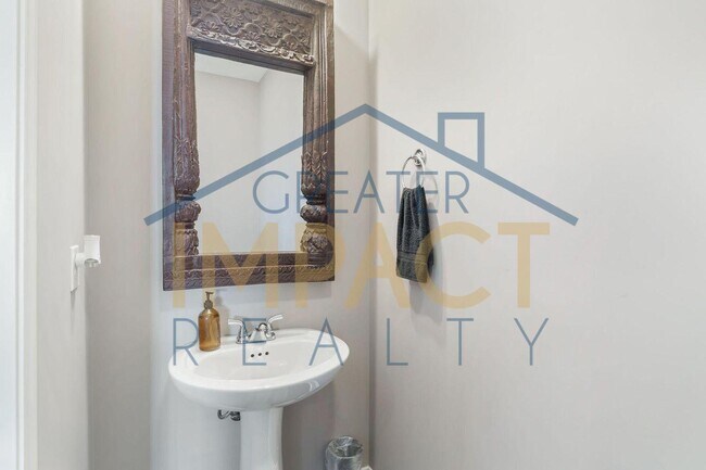 Building Photo - 129 Hackberry St