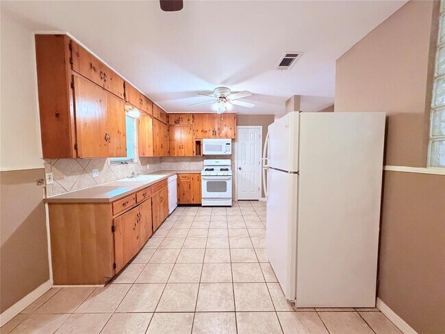 Building Photo - 5915 Sunshine Dr