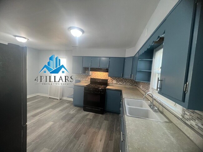 Building Photo - "Charming 3-Bedroom Home with Spacious Lay...