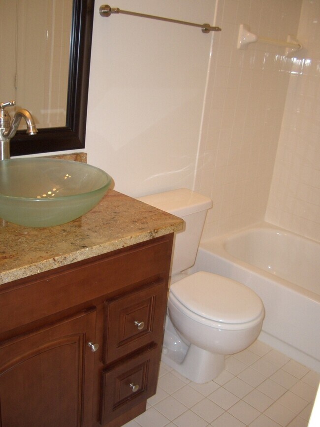 Building Photo - Renovated 2 bed/2 bath condo in the heart of Centreville, close to everything!!