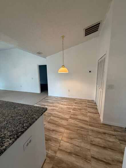 Building Photo - 6837 Woodgrain Ct