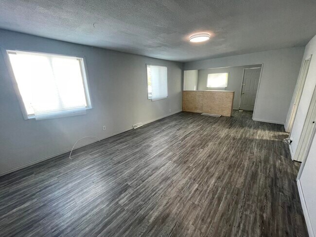 Building Photo - 624 Grant-N