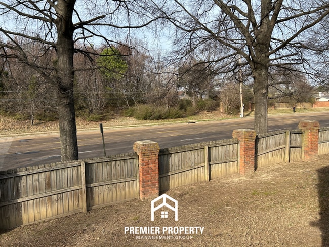 Building Photo - Spacious 3BR Memphis Home with Vaulted Ceilings, Fireplace, Deck & 2-Car Garage