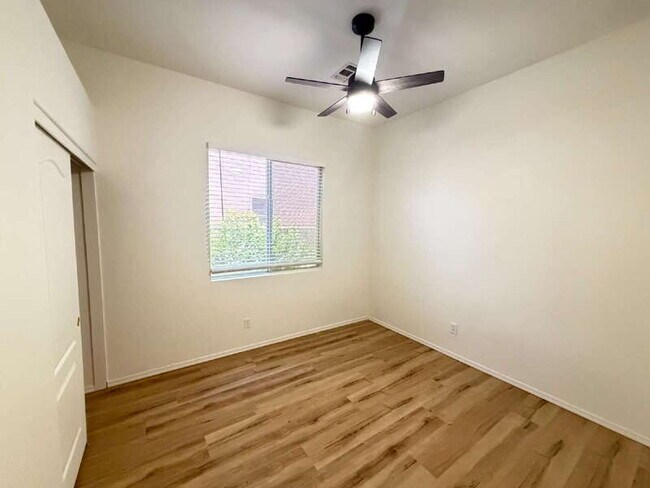 Building Photo - 885 W Aloe Pl