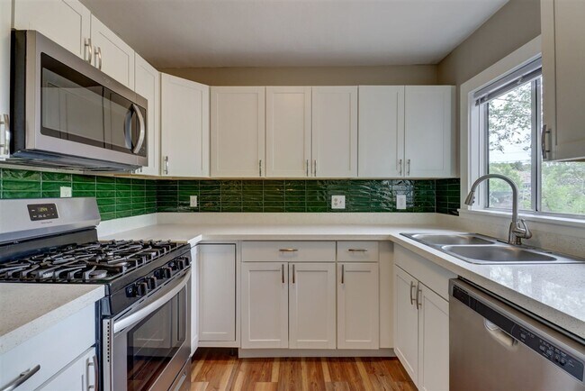 Building Photo - Price reduced. College students welcome in this 4 bedroom home!