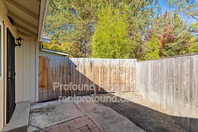 Building Photo - 9045 SW Pinto Ct