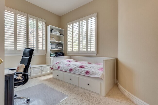 Building Photo - Luxurious, Entertainers Dream 4 Bedroom Home