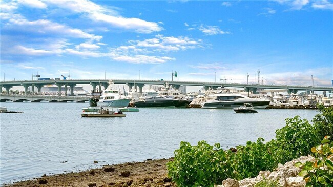 Building Photo - 1800 N Bayshore Dr
