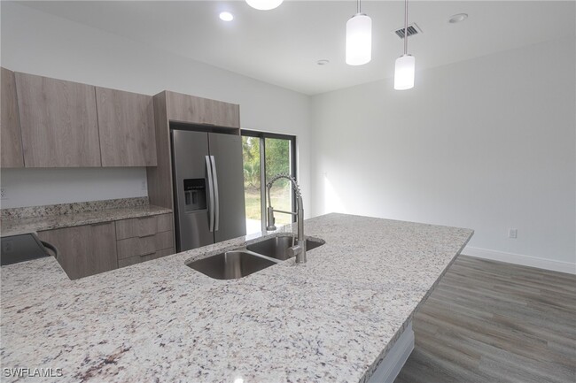 Building Photo - 3015 S Balsam Cir