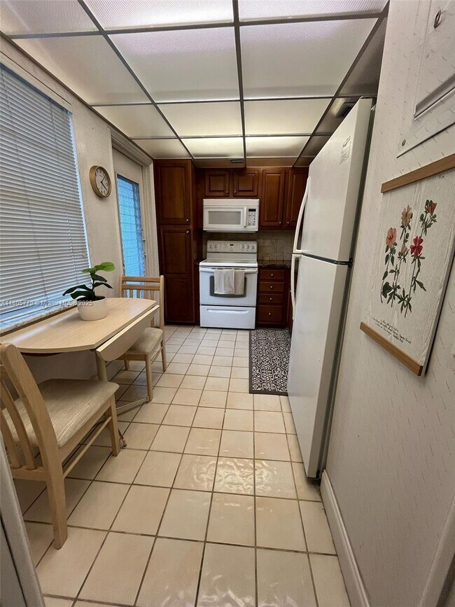 Building Photo - 3150 N Palm Aire Dr