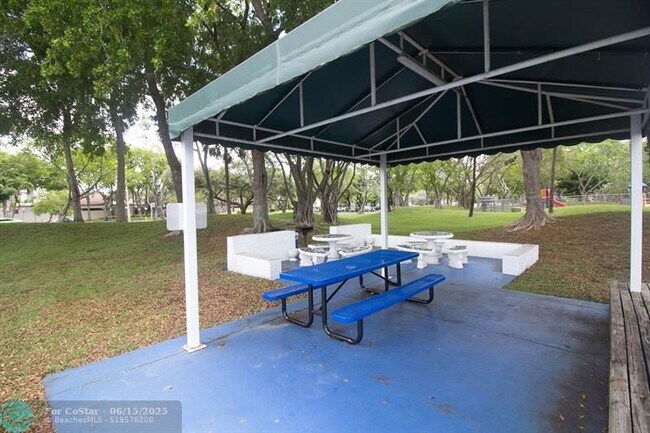 Building Photo - 2316 S Cypress Bend Dr