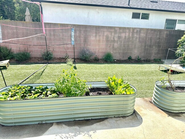 Building Photo - Quiet and Charming West LA Home!