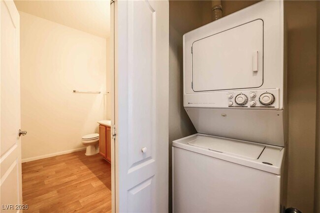 Building Photo - 2305 W Horizon Ridge Pkwy