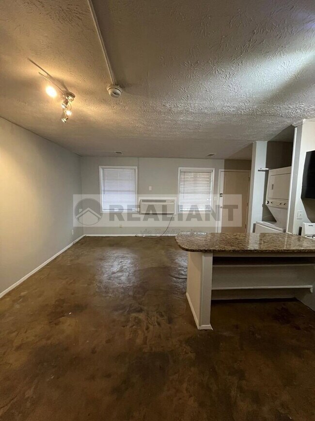 Building Photo - 468 N Limestone
