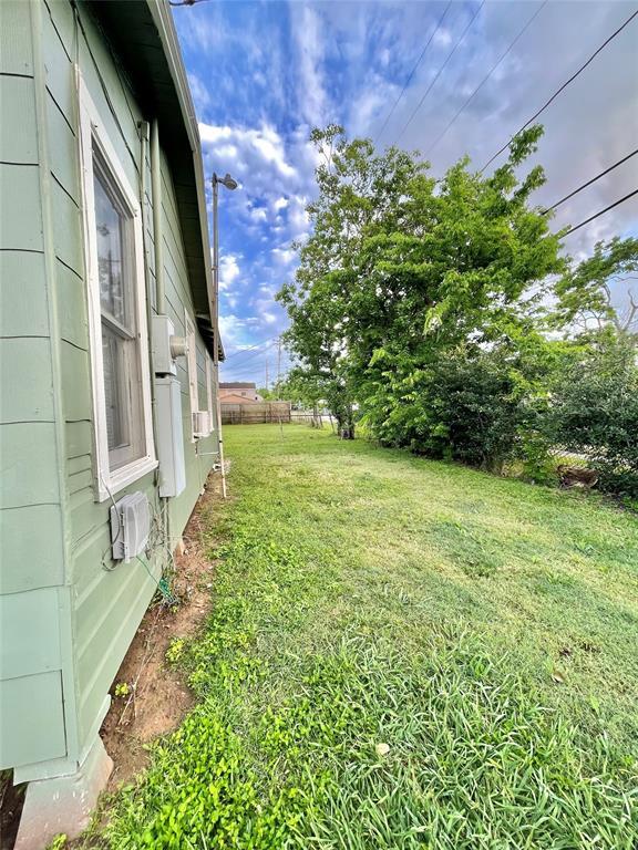 Building Photo - 502 W 8th St