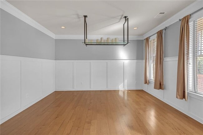 Building Photo - 2048 Village Crest Dr NW