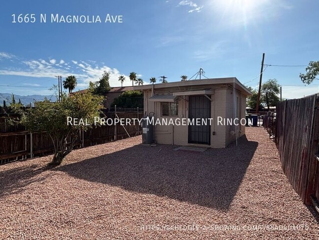 Building Photo - 1665 N Magnolia Ave