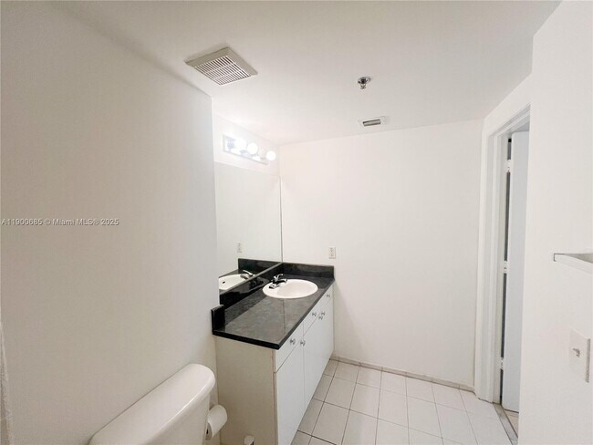Building Photo - 9340 Fontainebleau Blvd
