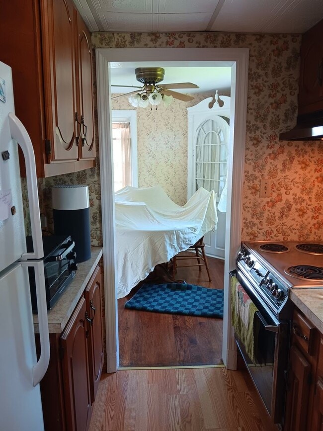 Building Photo - Single Family Home w/Large Garage & Fence ...