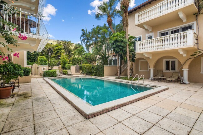 Building Photo - ** OLDE NAPLES ** 3 BED + DEN / 3 BATH - GARAGE - WALK TO BEACH & DOWNTOWN - SHORT TERM RENTAL