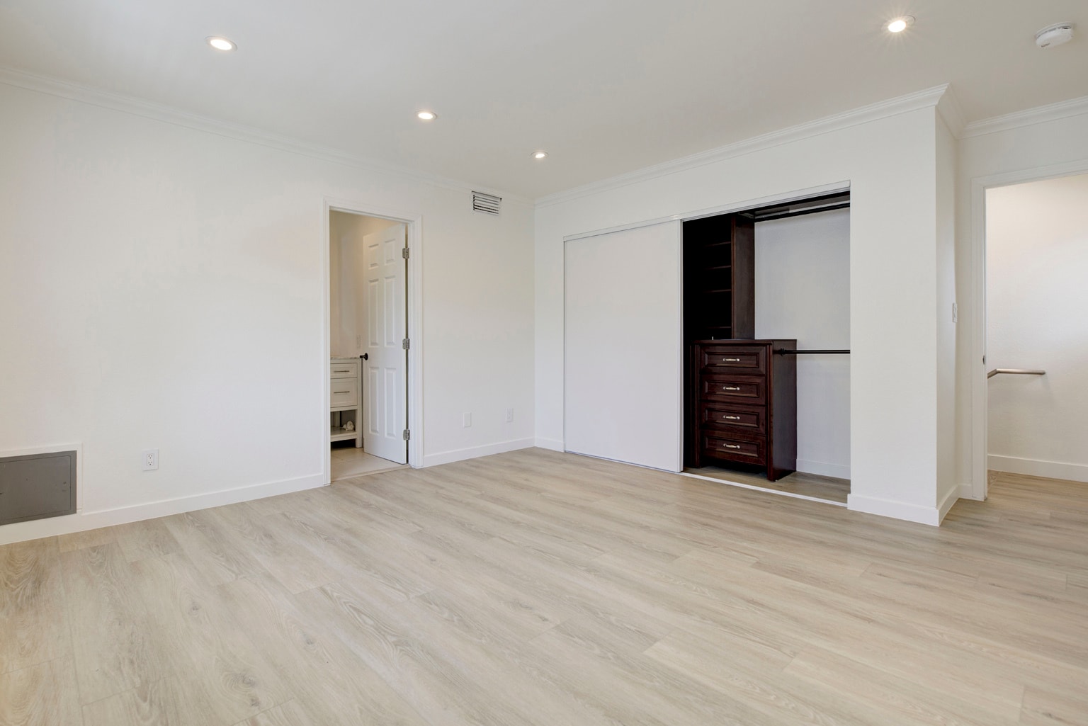 Building Photo - 247 N Oak Ave