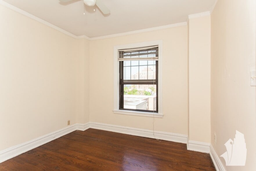 Building Photo - 522 W Briar Pl