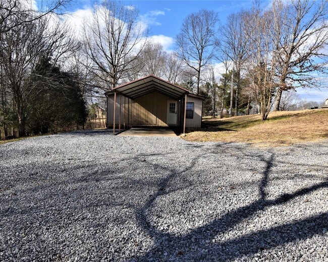 Building Photo - 3 Bedroom Pet Friendly Home For Rent in Th...
