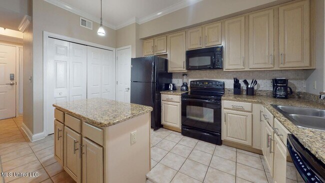 Building Photo - 2228 Beach Dr