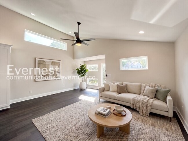 Building Photo - 2 Bed/1 Bath Home with Fenced Yard / Available Now!